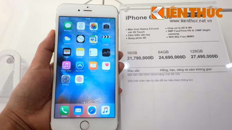Tại đại lý bán lẻ này, giá iPhone 6S 16GB là 18.890.000 đồng, bản 64GB giá 21.790.000 đồng và bản 128GB, giá 24.690.000 đồng. Trong khi đó, iPhone 6S Plus giá 21.790.000 đồng đối với bản 16GB, 24.690.000 đồng dành cho bản 64GB và loại 128GB là 27.490.000 đồng.