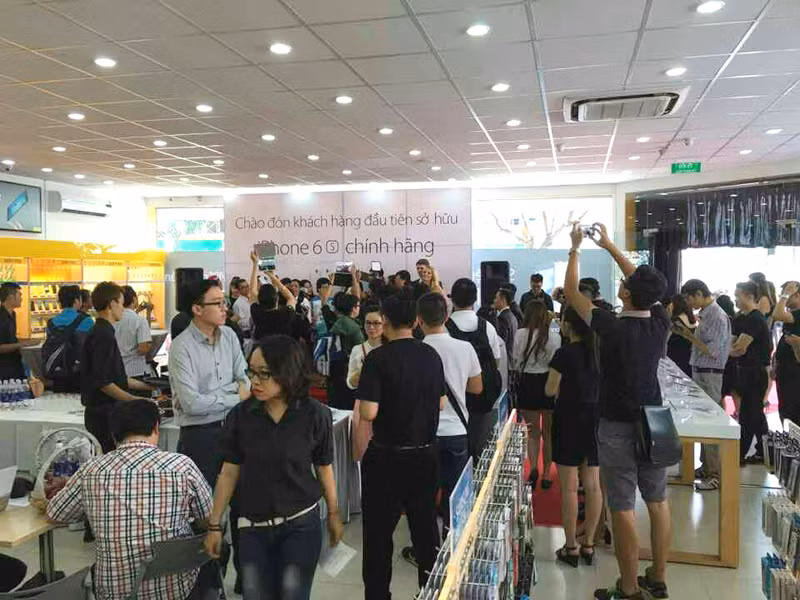 Khảo sát tại các cửa hàng của hãng bán lẻ Thế giới di động trên đường Thái Hà, Lạc Long Quân (Hà Nội), theo ghi nhận của phóng viên, lượng khách đến cửa hàng khá đông. Rất nhiều khách hàng muốn mua và trải nghiệm sản phẩm chính hãng của Apple.