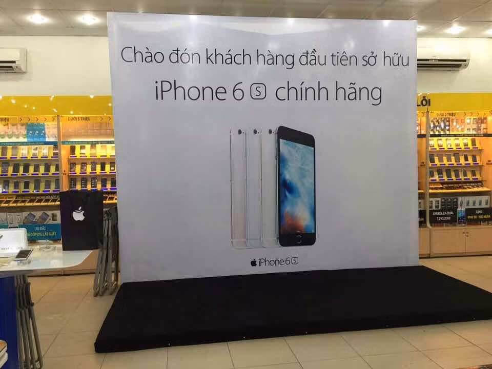 Theo nhân viên bán hàng của Thế giới di động, có khoảng 3.000 đơn đặt trước cho bộ đôi iPhone 6S và 6S Plus. Trong đó, chương trình mua máy khuyến mại đã có hàng nghìn khách đăng ký và hết hạn sớm từ hôm qua (5/11).