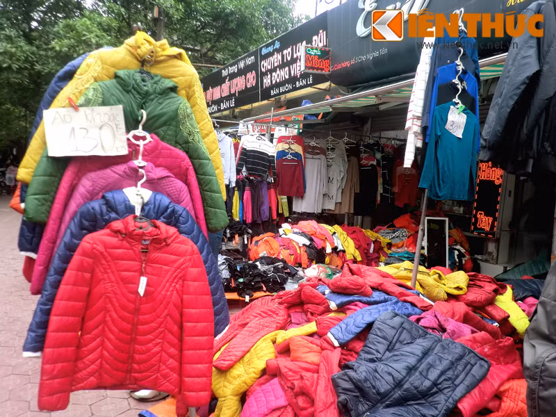 Nhiều cửa hàng nhanh nhạy đã trưng biển bán hàng đồng giá 120.000 - 130.000 đồng, đánh vào "phân khúc" khách hàng bình dân.