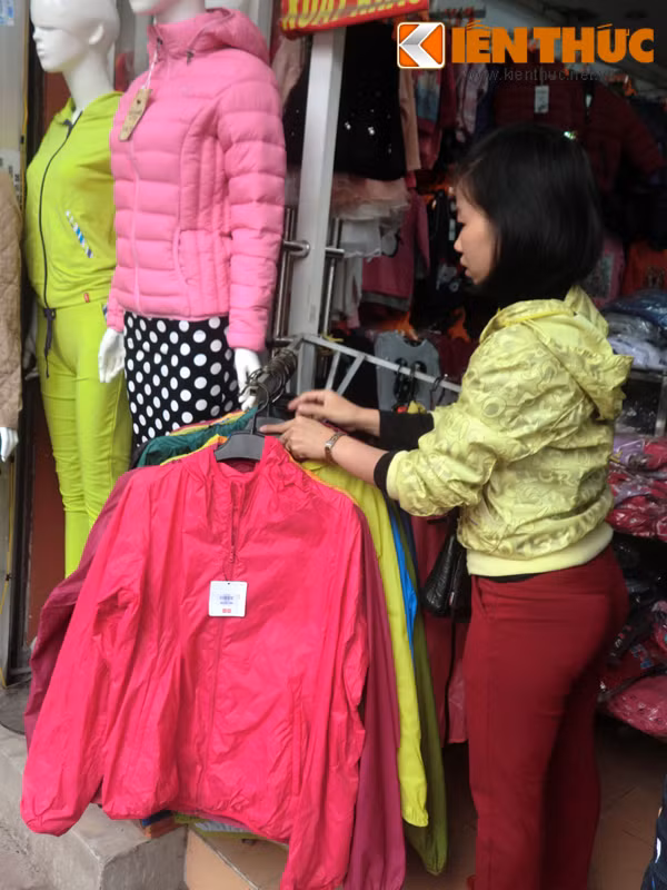 Theo một chủ cửa hàng trên đường Tô Hiệu (Cầu Giấy): "Thời tiết lạnh có kèm mưa thì dòng áo gió bán chạy nhất. Giá áo từ 120.000 - 360.000 đồng/chiếc".