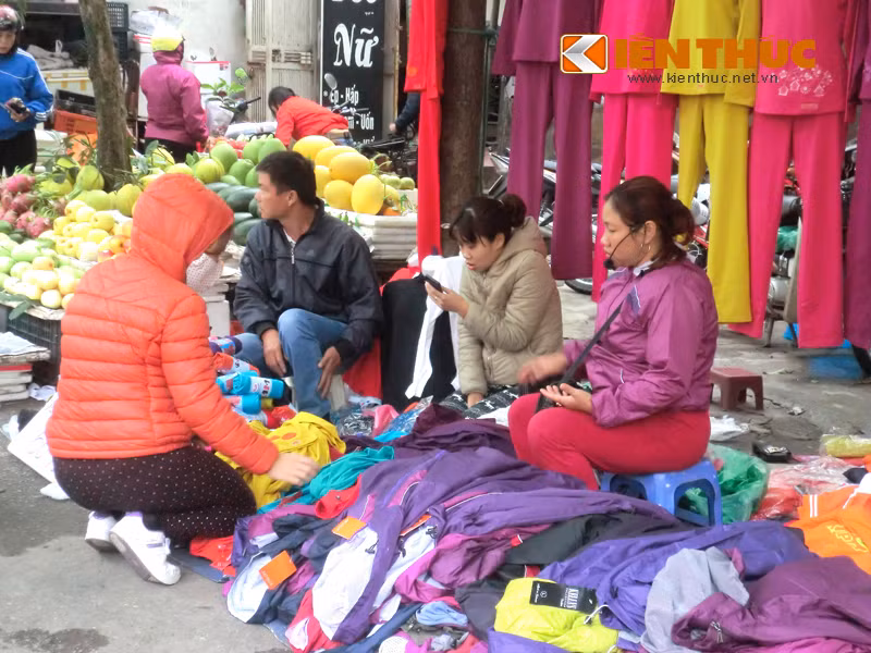 Chủ cửa hàng quần áo tại Lạc Long Quân (Hà Nội) cho biết: "Từ tối qua đến sáng sớm nay, lượng hàng bán được tăng gấp 2 lần vì trời lạnh đột ngột. Có thể trong tuần này sẽ còn tăng hơn nên cửa hàng sẽ nhập thêm đồ về bán".