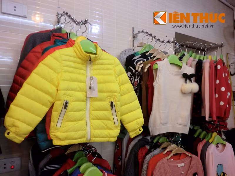 Quần áo mùa đông trẻ em cũng tung nhiều mẫu mã, chất liệu như nỉ, len lông cừu. Tùy chất liệu, thương hiệu mà mỗi mẫu có giá cả chênh lệch nhau khá nhiều. Dòng bình dân từ 80.000 - 300.000 đồng, đắt hơn từ 800.000 đồng đến cả triệu.