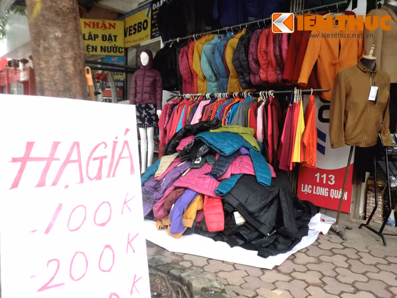 Một số khác lại chọn cách hạ giá sản phẩm để thu hút khách.