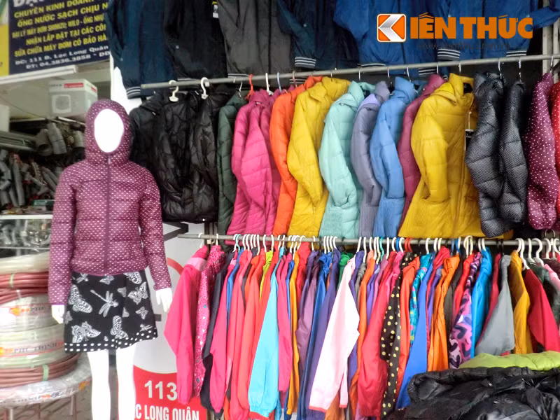 Loạt quần áo mùa hè đã biến mất, thay vào đó là những bộ đồ giữ ấm mùa đông như áo phao, áo khoác dạ, nỉ, áo gió....