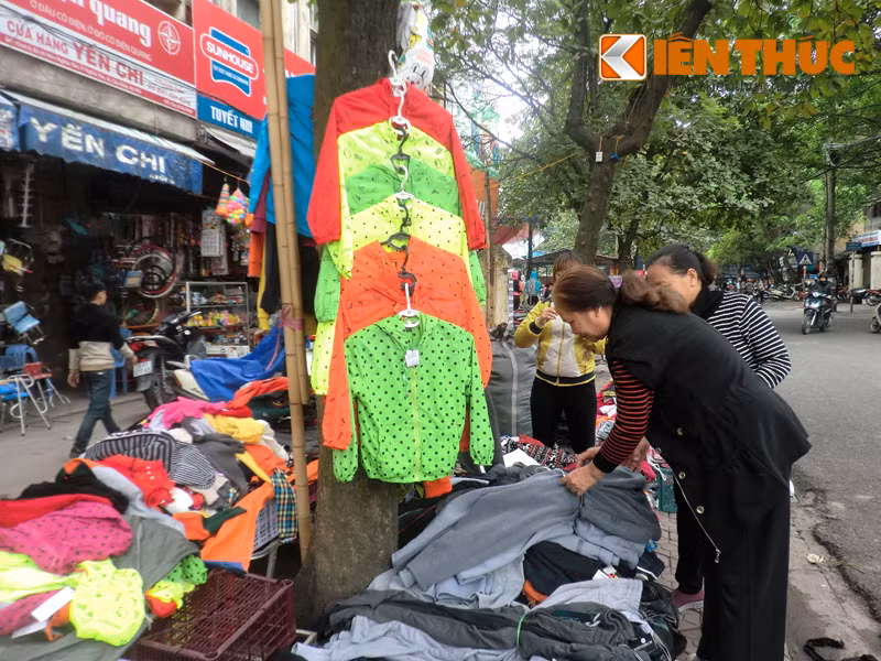 Đối với những người bán hàng, Hà Nội đón không khí lạnh là cơ hội để kinh doanh, buôn bán đắt khách hơn.