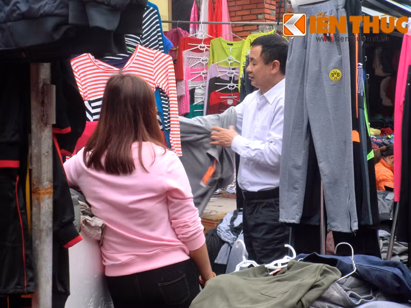 Sáng nay, Hà Nội đón đợt không khí lạnh cường độ mạnh, nền nhiệt xuống thấp, khoảng 19 độ C. Nhiều người dân Hà Nội đã tranh thủ đến các cửa hàng, chợ cóc mua quần áo mùa đông từ sáng sớm.