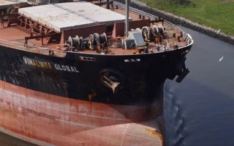 Trước đó, báo VOV có đưa tin, liên tiếp trong 2 năm 2012 và 2013, công ty mẹ Vinalines cũng lỗ nặng, ở mức lỗ lần lượt là 1.348 tỷ và 3.122 tỷ đồng.