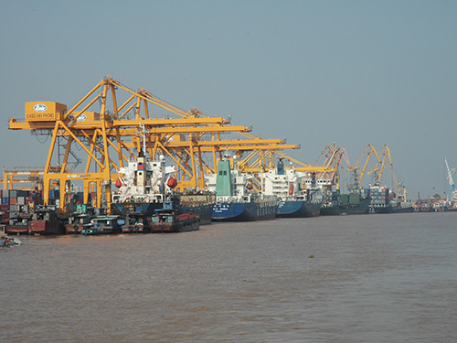 Liên tiếp các năm từ 2009 - 2011, Tổng Công ty Hàng hải Việt Nam (Vinalines) cũng rơi vào tình trạng thua lỗ tương tự. Năm 2009, khi chưa nhận các đơn vị của Vinashin, Vinalines lỗ trên 400 tỷ đồng.