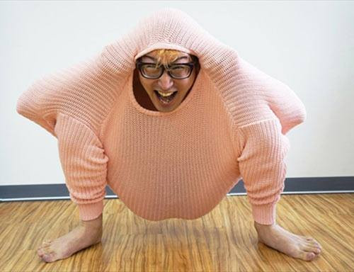 Nhiều người hẳn rất sốc khi nhìn thấy một anh chàng đã quyết định hóa thân thành gà nhờ bộ áo len có 1-0-2 này.