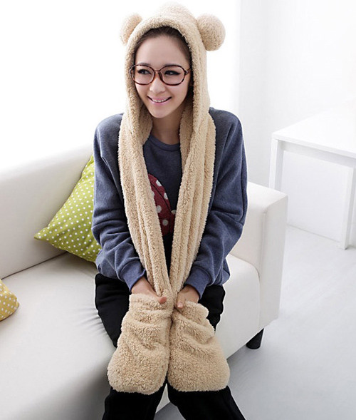 Mũ len cũng được "chế" thành những hình độc, lạ, dễ thương để hút khách hàng nữ giới.