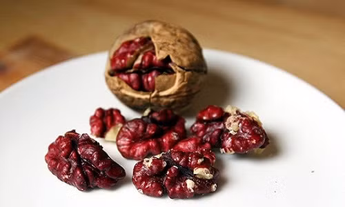 Ngoài óc chó màu nâu vàng thường thấy, trên thị trường có bán hạt óc chó đỏ nhập khẩu. Dòng hạt óc chó đỏ cao cấp bán 200.000 đồng/200gr, cả kg cũng ngốn tới tiền triệu.