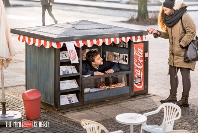 Một cách gây chú ý trên đường phố với gian hàng siêu mini của Coca cola.