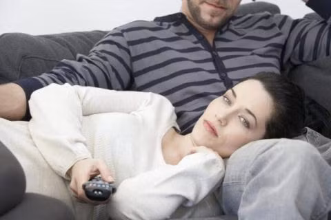 Những cặp đôi hạnh phúc biết rằng họ không cần phải làm điều gì to tát, mua nhẫn kim cương hay những bữa ăn sang trọng để làm vui người kia. Những cử chỉ càng nhỏ nhưng đúng ý sẽ càng khiến đối phương ngất ngây xúc động. 