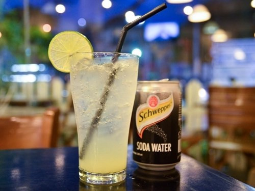 6. Soda Chanh. Về cơ bản, soda chanh là thức uống tự chế từ nước soda không vị thông thường, thêm chanh và đường, uống lạnh với đá. Sự kết hợp đơn giản này lại mang tới sự thích thú bất ngờ cho những vị khách du lịch nước ngoài.