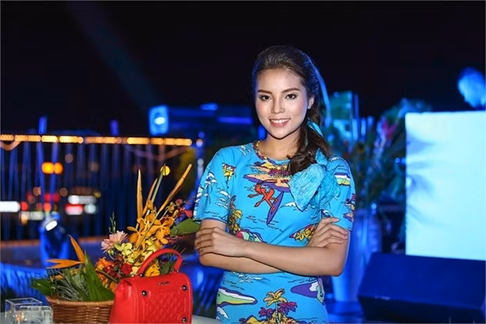 Thế nhưng một thời gian ngắn sau, những bức ảnh do phóng viên chụp lại tại một sự kiện cho thấy nàng Hoa hậu 18 tuổi có sự thay đổi đáng kể về nhan sắc.