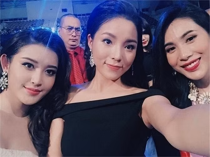 ... hay không thì chiếc cằm của Kỳ Duyên đều nhọn và gương mặt cô cũng thon gọn hơn nhiều.