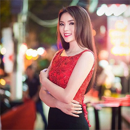 Gương mặt bầu bĩnh nhưng cằm dài không bình thường.