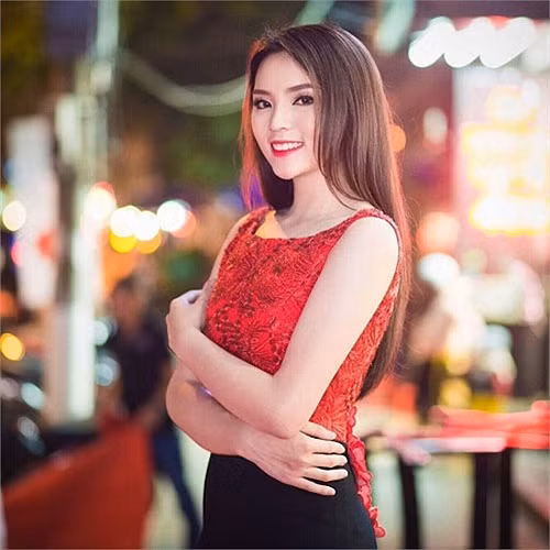 Gương mặt bầu bĩnh nhưng cằm dài không bình thường.