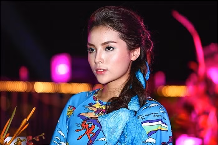 Chiếc cằm của Kỳ Duyên có độ dài bất thường với góc máy nghiêng.