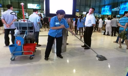 Ngay sau sự cố, nhân viên vệ sinh sân bay Tân Sơn Nhất nhanh chóng tới lau chùi nơi đọng nước và đặt bảng cảnh báo lại. Theo quan sát, những nhân viên vệ sinh này phải liên tục lau chùi những nơi bị dột nhưng vẫn không xuể. (* Bài viết đã được Báo Kiến Thức biên tập lại).