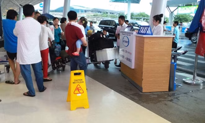 Vị trí những điểm dột được xác định nằm gần phần tiếp giáp giữa mái che và khối chính của nhà ga. Nước mưa chảy nhiều nhất tại khu vực trước ga đến cửa ga. Tuy nước chảy hơn 10 điểm nhưng chỉ một vài khu vực được đặt cảnh báo trơn trượt.