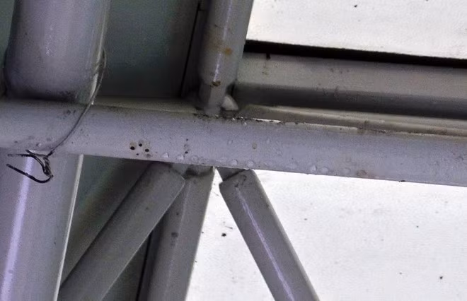 Nước mưa đọng và dột tại vị trí khung sắt của mái che nhà ga. Một số chỗ nước mưa dột chảy thành dòng.