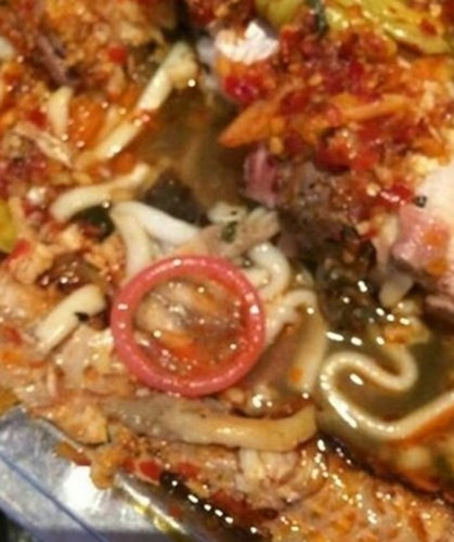 Không chỉ khiến khách hàng khiếp đảm về món ăn, chủ nhà hàng này có khiến mọi người bất ngờ khi thản nhiên cầm "vật thể lạ" và nuốt nhanh xuống bụng.... Lý do của hành động này được chủ cửa hàng tiết lộ là tránh đôi co, giải thích nhiều với khách.