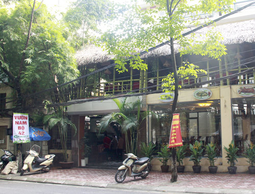 Đây không phải lần đầu khách phát hiện có vật thể lạ trong đồ ăn nhà hàng. Báo Infonet có đưa, năm 2013, nhà hàng Vườn Nam Bộ (Tăng Bạt Hổ, Hà Nội) cũng bị khách hàng tố có gián trong đĩa rau mang ra phục vụ khách.