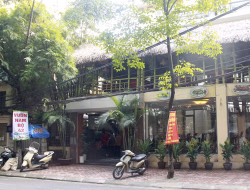 Đây không phải lần đầu khách phát hiện có vật thể lạ trong đồ ăn nhà hàng. Báo Infonet có đưa, năm 2013, nhà hàng Vườn Nam Bộ (Tăng Bạt Hổ, Hà Nội) cũng bị khách hàng tố có gián trong đĩa rau mang ra phục vụ khách.