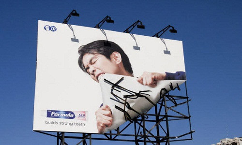 Một tấm biển quảng cáo kem đánh răng siêu sáng tạo. Răng bạn sẽ chắc khỏe tới mức có thể kéo, giật đồ kim loại.