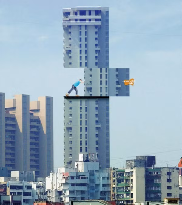 Một tấm biển quảng cáo liên tưởng nhiều ý nghĩa. Bạn có thể thấy tòa nhà như bị cắt ra thành các khúc hoặc liên tưởng đến những đứa trẻ bị bỏ ra ngoài gia đình.