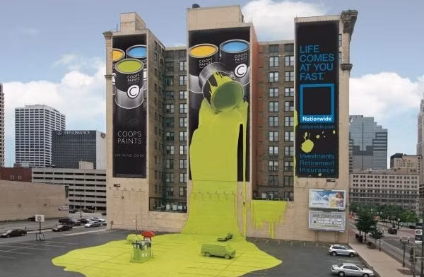 Một tấm biển quảng cáo sinh động của một hãng sơn.