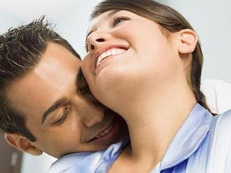 Cổ vũ thật nhiều cho sự khéo léo của đối phương thay vì chê bai điều họ làm chưa tốt, người ấy sẽ biết bạn thích gì, muốn gì và tự điều chỉnh trong những lần sau.