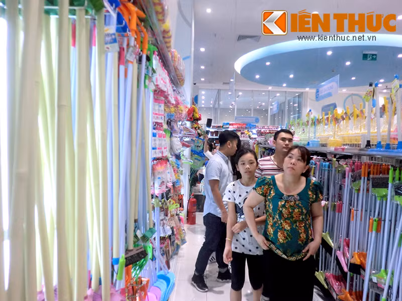 Chị Thùy An (nhà tại khu Đền Lừ - Hoàng Mai - Hà Nội) cho biết: "Nhiều loại mặt hàng nhỏ, khá tiện. Được cái hàng hóa ghi rõ xuất xứ, nơi sản xuất nên yên tâm hơn là mua hàng trôi nổi bên ngoài. Ở đây, ngoài hàng Nhật cũng có những mặt hàng từ Trung Quốc".