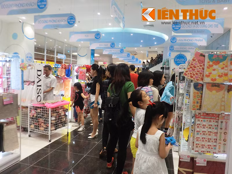 Tại Hà Nội, những cửa hàng đồng giá của Nhật không nhiều. Vì thế, ai cũng tò mò vào tìm mua sản phẩm.