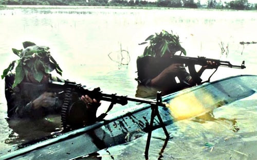 Bí mật, bất ngờ tiếp cận mục tiêu với các tình huống huấn luyện ban ngày lẫn ban đêm.