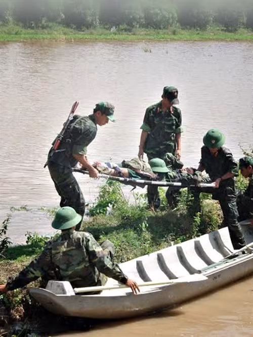 Luyện tập vận chuyển, cứu thương bằng xuồng, ghe.