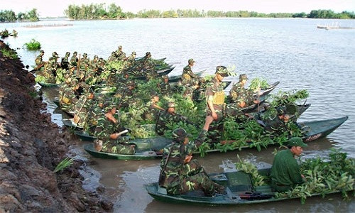 Đứng chân ở vùng đồng bằng sông nước Cửu Long, Trung đoàn 3, Sư đoàn 330 Quân khu 9 xác định việc huấn luyện sát với thực tế chiến đấu là một trong những điều kiện tiên quyết để bảo đảm khả năng tác chiến trong mọi tình huống. Ảnh: Ở Trung đoàn 3, các nội dung huấn luyện, tác chiến trên địa hình sông nước thường được tổ chức vào mùa nước nổi (từ tháng 8 đến tháng 11 hằng năm).