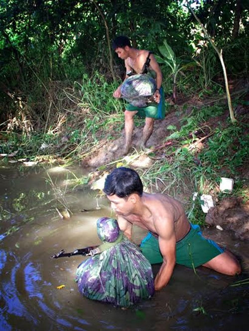 Những năm qua đơn vị đã chủ động, sáng tạo, đổi mới về nội dung, phương pháp huấn luyện, không ngừng nâng cao khả năng cơ động, sẵn sàng chiến đấu trên địa hình sông nước. Ảnh: Các chiến sĩ chuẩn bị vượt sông.
