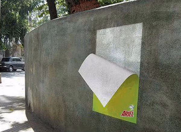 Không gì dí dỏm, sáng tạo hơn cách quảng cáo này của nhãn hàng bột giặt Ariel - tẩy trắng vết bẩn.