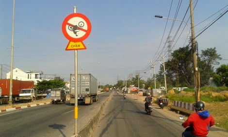 Hẳn không ít người phì cười, người khó chịu khi nhìn thấy những tấm biển báo như thế này.