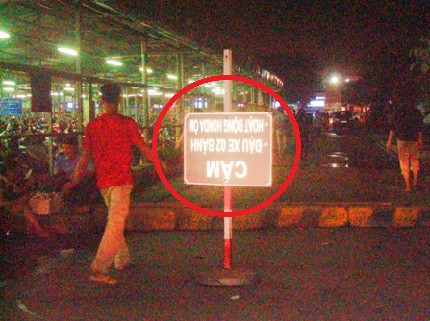 Rất khó để đọc được nội dung trên tấm biển thông báo này.