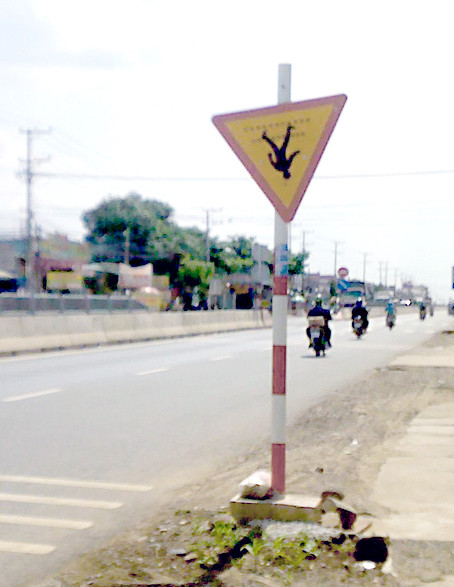 Biển giao thông "độc, lạ" không hề có trong quy định.