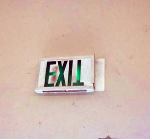 Biển Exit (lối ra) đã bị treo ngược hoàn toàn.
