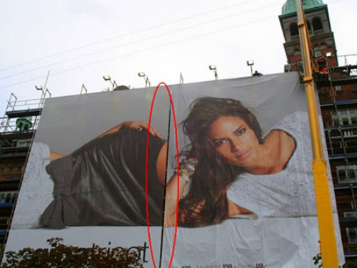 Tấm biển quảng cáo sẽ hoàn hảo nếu như người treo nó không đặt ngược chiều hai tấm, khiến cho hình ảnh bị tráo hài hước.