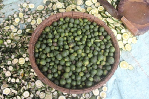 Tuy nhiên, chính quyền địa phương cũng cảnh báo người dân về việc ồ ạt đi thu mua cau về "găm" trong nhà để bán cho lái thương, nhưng do việc mua bán bấp bênh, nên có những người thay vì được lãi lại ôm thêm khoản nợ khổng lồ khi thương lái Trung Quốc ngừng lấy hàng.