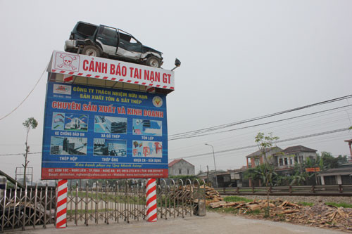 Một tấm biển thông báo cực độc trên đường phố.