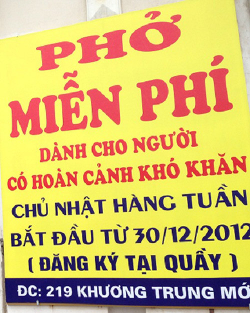 Một tấm biển quảng cáo miễn phí phở cho người có hoàn cảnh khó khăn tại Hà Nội.