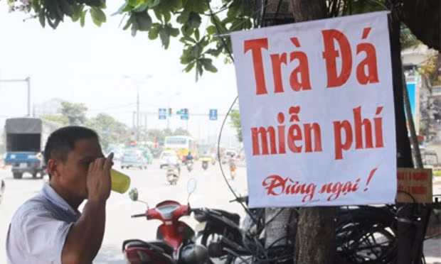 Trên đường phố, rất dễ dàng nhìn thấy những tấm biển "trà đá miễn phí".